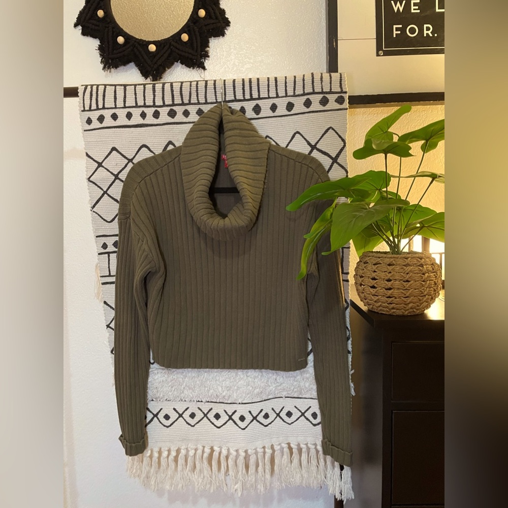 GUESS Cropped size medium turtleneck